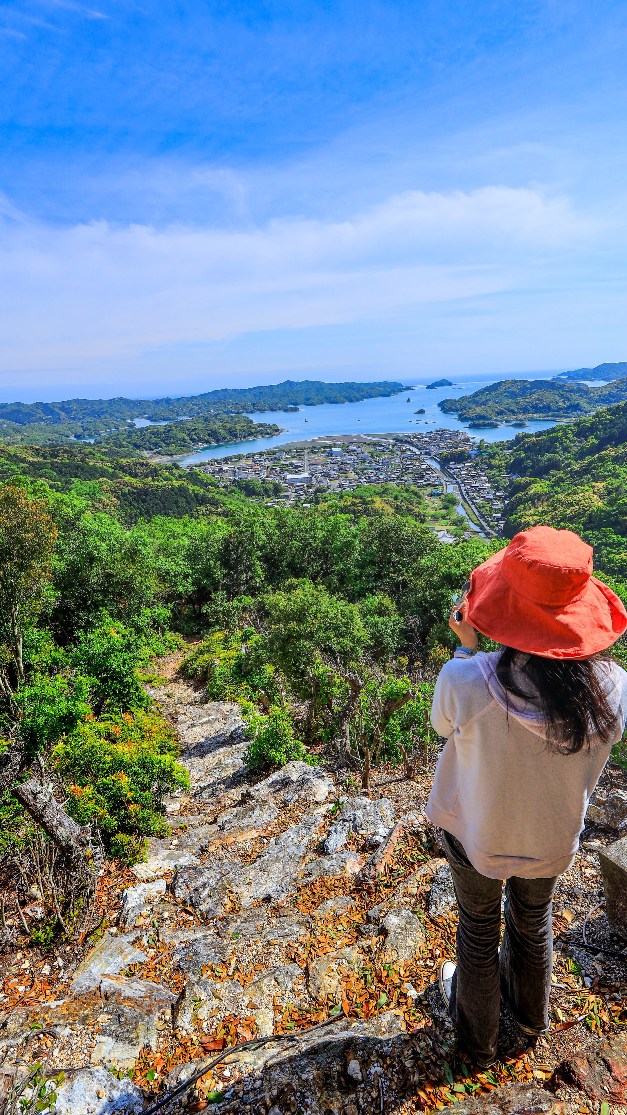 無料スマホ壁紙 山頂付近の石段から眺める光景。AndroidとiPhoneに対応した4K高画質の無料待ち受け画像。三重県南伊勢町の五ヶ所浅間山で撮影したフリー写真素材