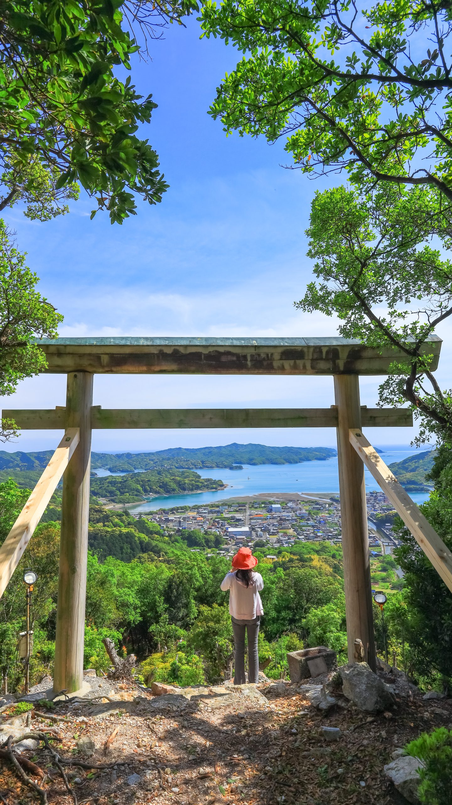 無料スマホ壁紙 新緑の山頂と鳥居。AndroidとiPhoneに対応した4K高画質の無料待ち受け画像。三重県南伊勢町の五ヶ所浅間山で撮影したフリー写真素材