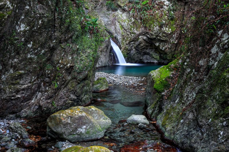 東宮不動の滝の写真「岩肌の間に潜む滝」