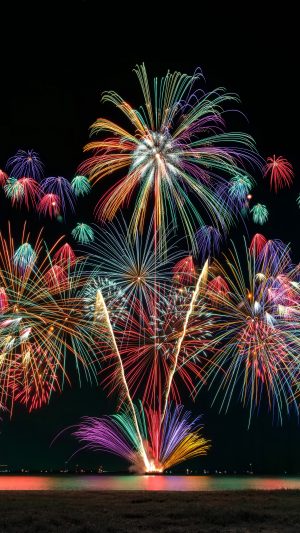 無料スマホ壁紙「虹色に輝く50発の花火」
