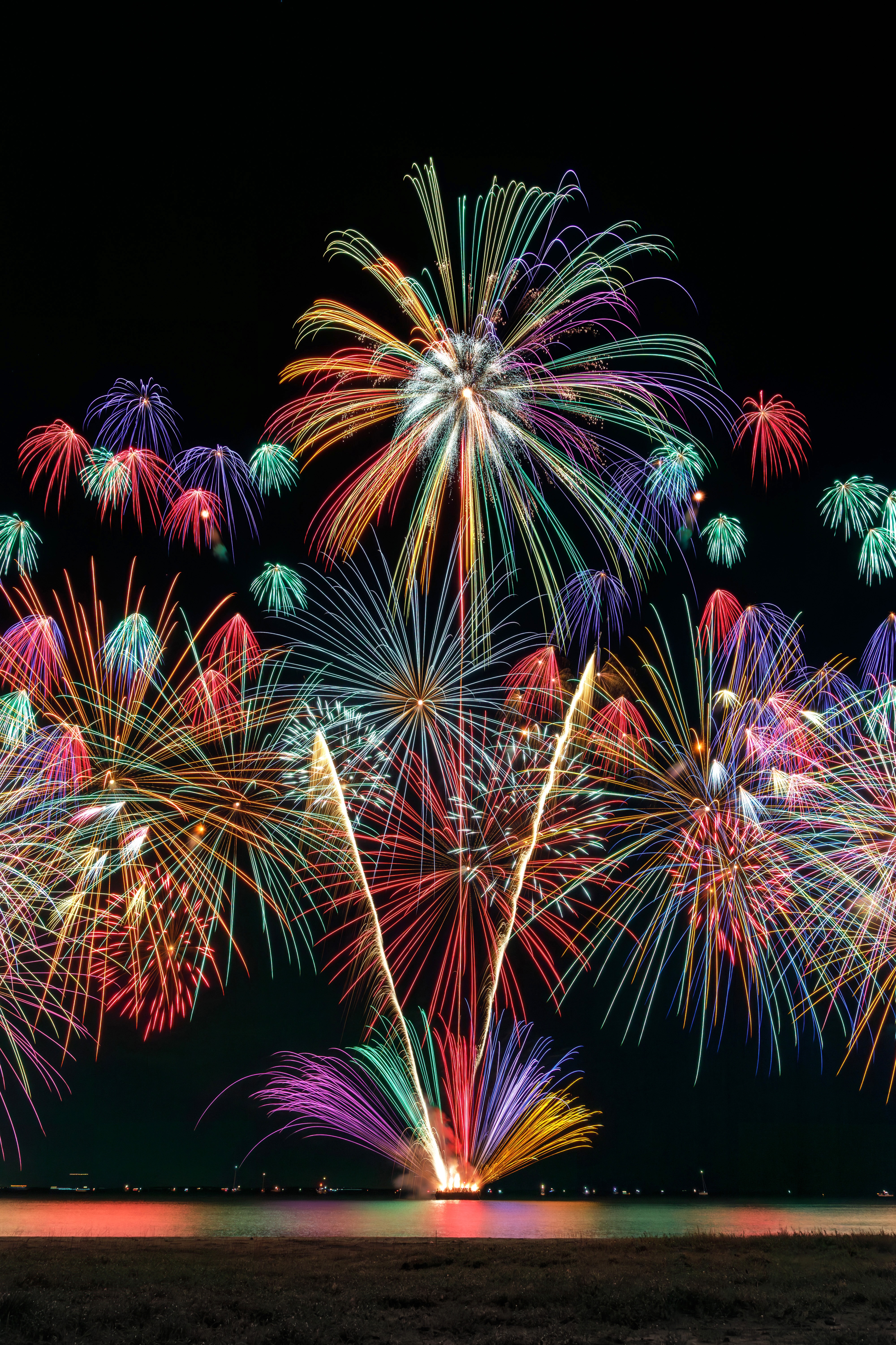 無料スマホ壁紙 📱 虹色に輝く50発の花火 | 津花火大会の写真 | 三重