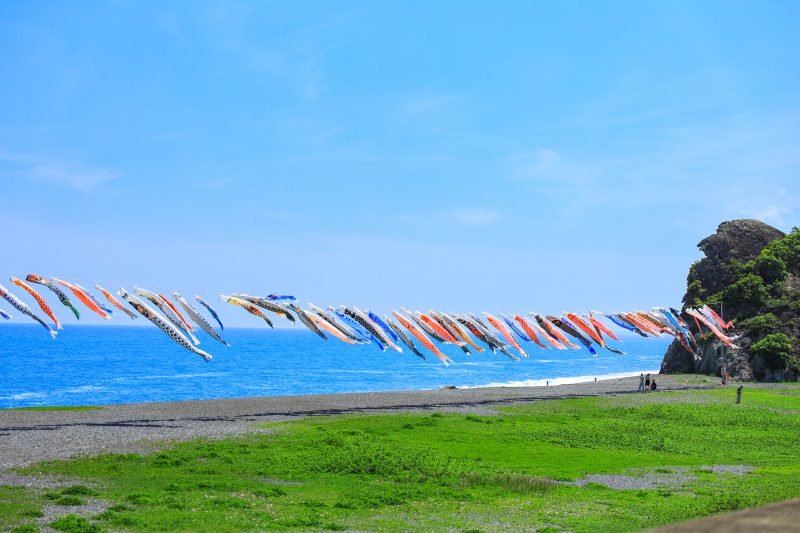 七里御浜の写真「獅子岩まで続く鯉のぼり」