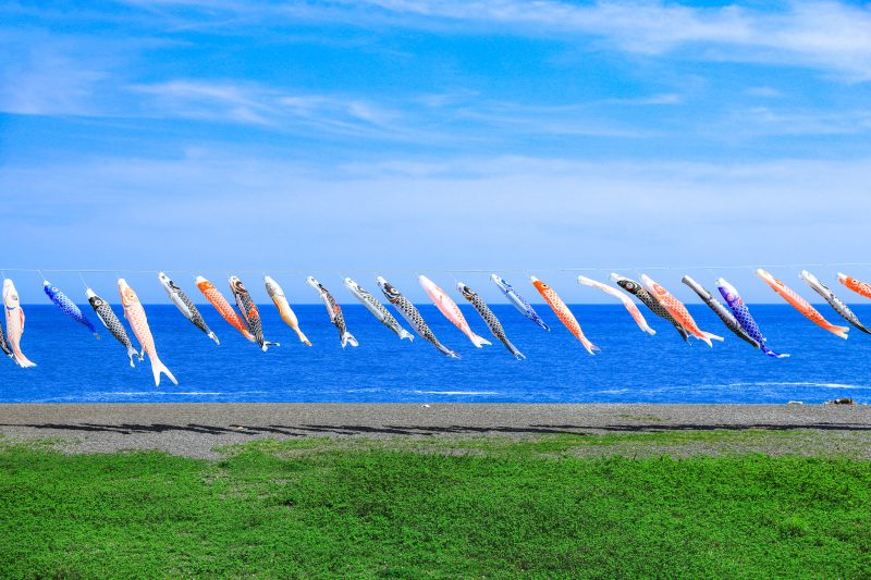 七里御浜の写真「青い海と空を泳ぐ鯉のぼり」