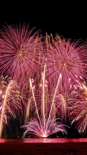 運気が上がる待ち受け しだれ桜の連発花火。AndroidとiPhoneに対応した4K高画質の無料スマホ壁紙。三重県津市の津花火大会で撮影したフリー写真素材