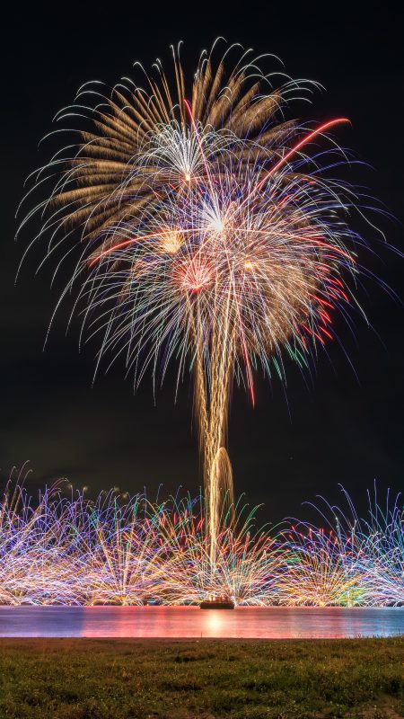 津花火大会の写真「水上孔雀の舞（縦）【2024年】」