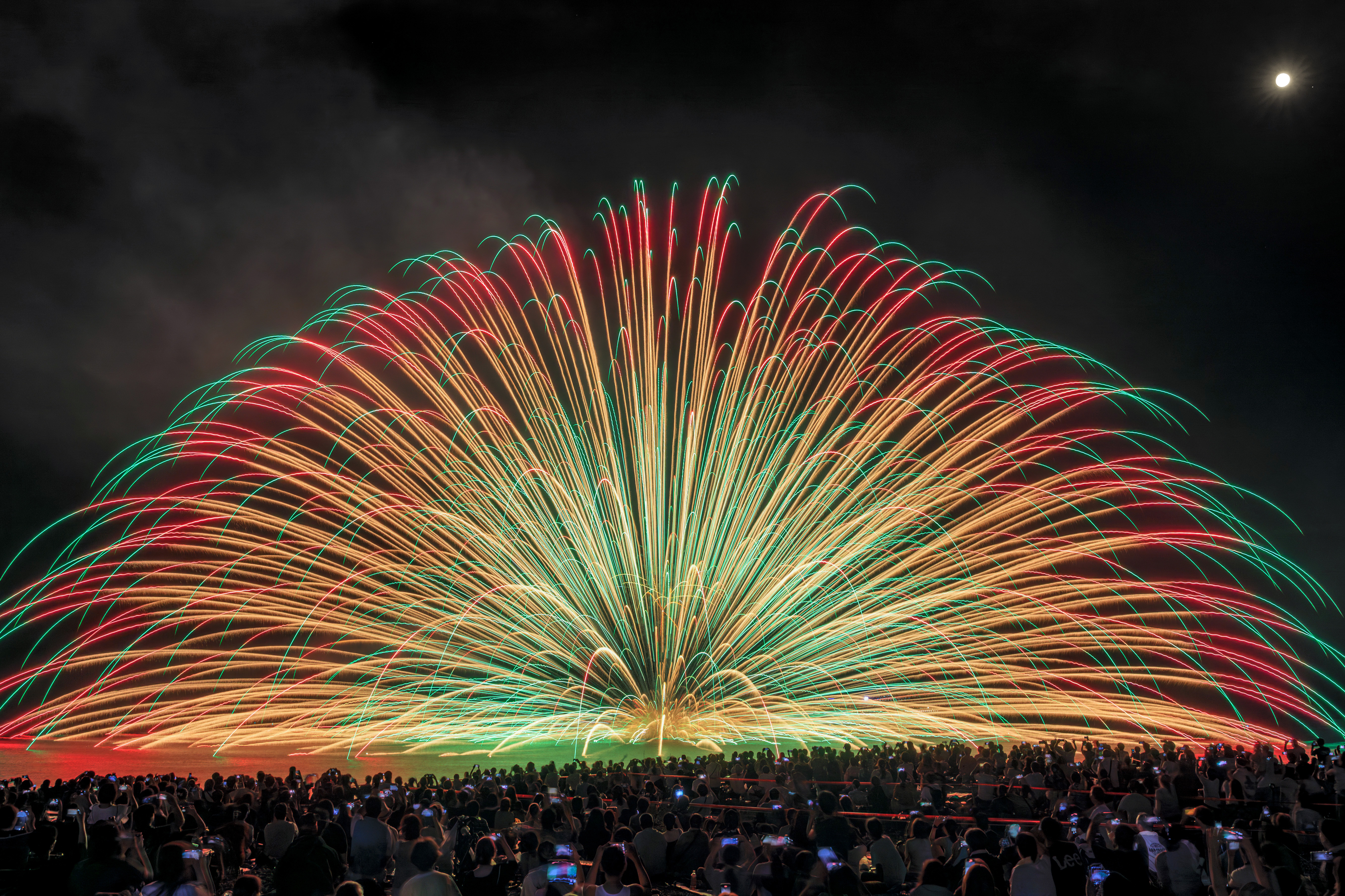 熊野大花火大会のフリー写真素材「2024年の三尺玉海上自爆（アップ