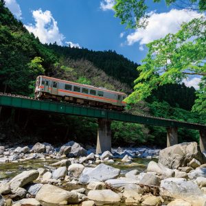 名松線の写真「雲出川の渓谷を走る」