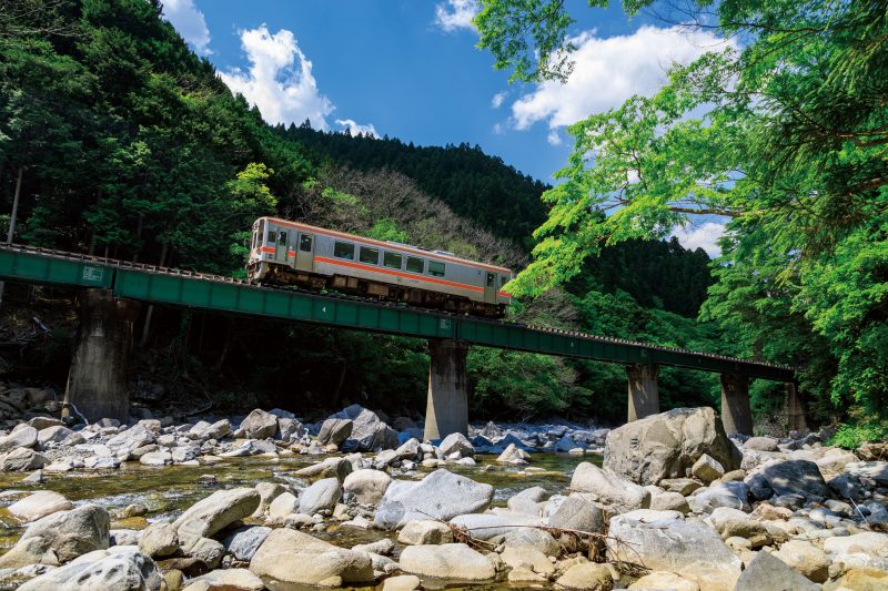 名松線の写真「雲出川の渓谷を走る」