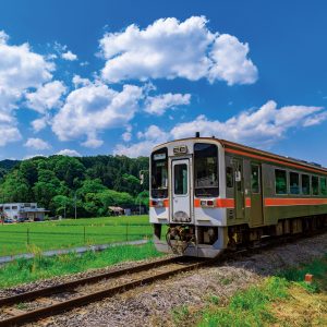 名松線の写真「家城の新緑と青空を走る名松線」