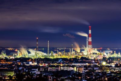 四日市コンビナートの写真「四日市の街並みと工場夜景」
