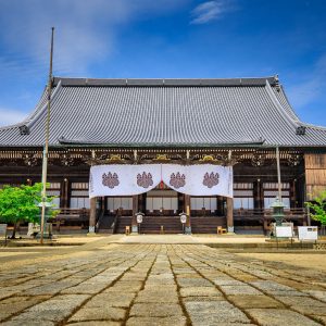 初夏の空と御影堂