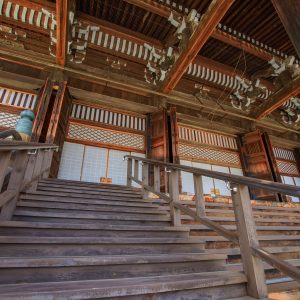 御影堂の木造階段