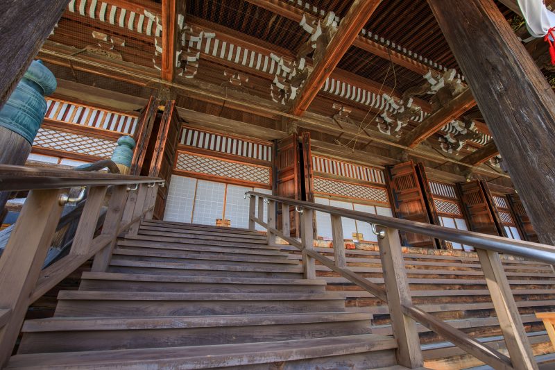 一身田の写真「御影堂の木造階段」
