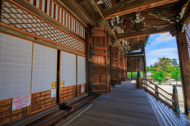 高田本山専修寺の写真「御影堂の出入口」
