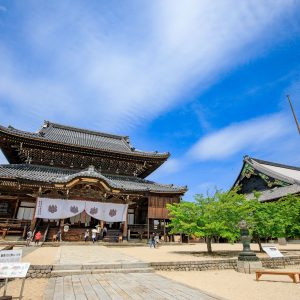 初夏の青空と如来堂と御影堂