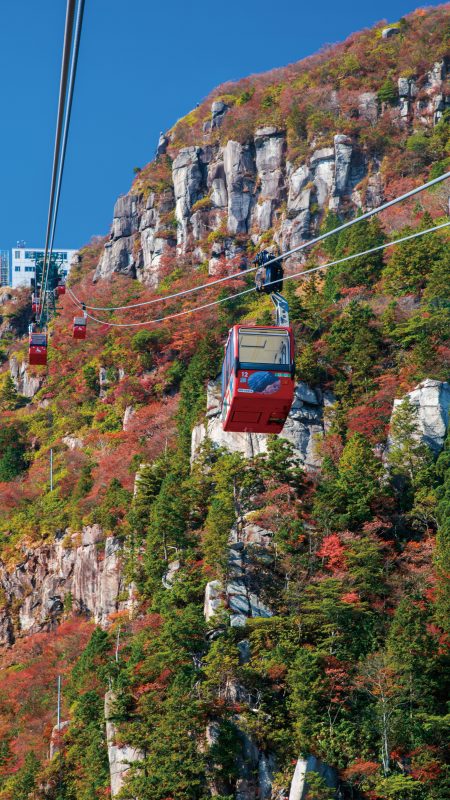 御在所ロープウエイの写真「岩山と紅葉」