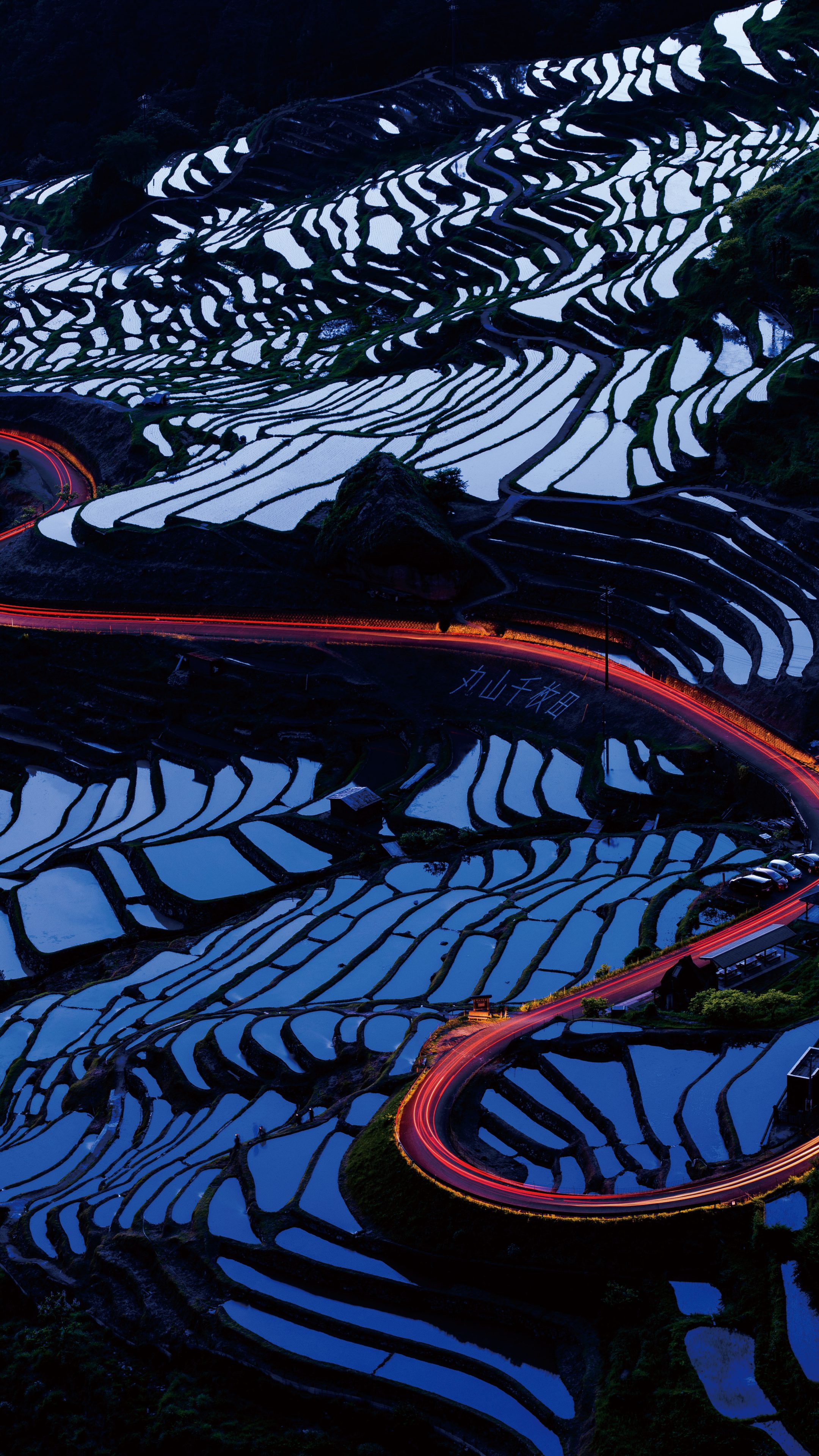 無料スマホ壁紙 青のグラデーション。AndroidとiPhoneに対応した4K高画質の無料待ち受け画像。三重県熊野市の丸山千枚田で撮影したフリー写真素材