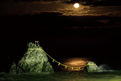 夫婦岩の写真「夫婦岩と満月」