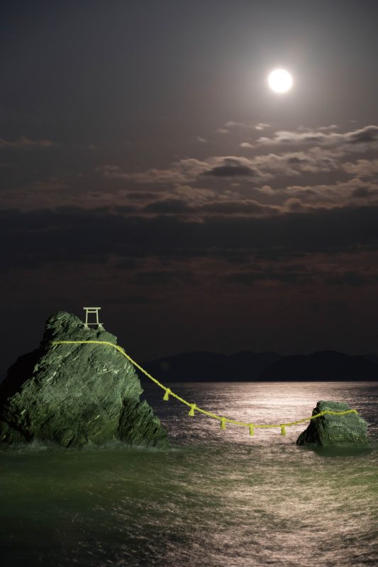夫婦岩の写真「月明かりと夫婦岩」