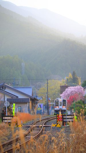無料スマホ壁紙「春霞の伊勢奥津駅」