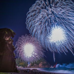 熊野大花火大会の写真「獅子岩と花火」