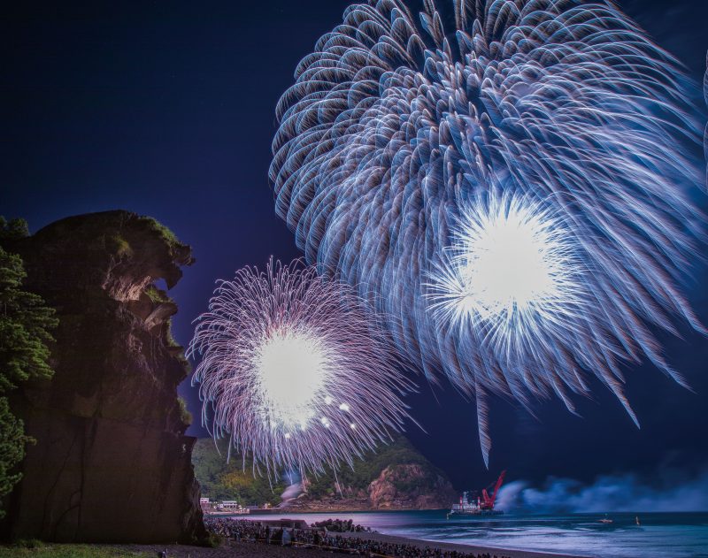 熊野大花火大会の写真「獅子岩と花火」