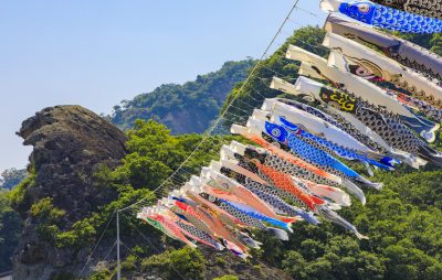 七里御浜の写真「獅子岩と鯉のぼり」