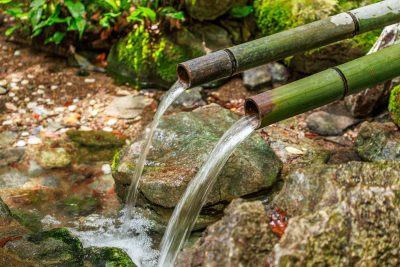 天の岩戸（恵利原の水穴）の写真「水穴から流れる湧水」