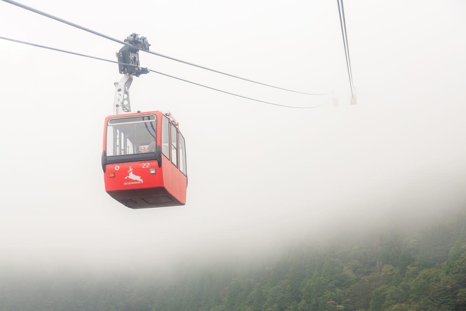 無料壁紙 霧から脱出したゴンドラ。PCとデスクトップ壁紙に最適な4K高画質の無料壁紙。三重県菰野町の御在所ロープウエイで撮影したフリー写真素材