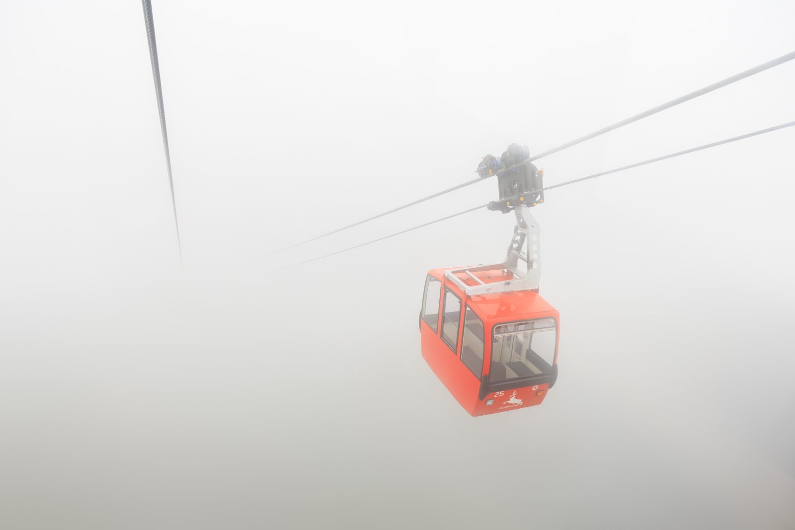 無料壁紙 霧から出現するゴンドラ。PCとデスクトップ壁紙に最適な4K高画質の無料壁紙。三重県菰野町の御在所ロープウエイで撮影したフリー写真素材