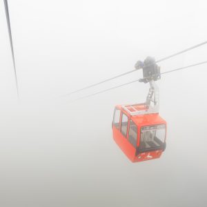 無料壁紙 霧から出現するゴンドラ。PCとデスクトップ壁紙に最適な4K高画質の無料壁紙。三重県菰野町の御在所ロープウエイで撮影したフリー写真素材