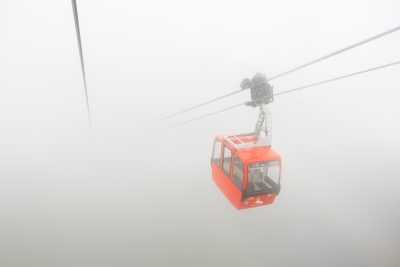 フリー写真素材「霧から出現するゴンドラ」