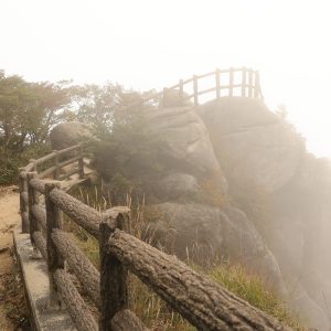 無料壁紙 霧に包まれる富士見岩展望台。PCとデスクトップ壁紙に最適な4K高画質の無料壁紙。三重県菰野町の御在所岳で撮影したフリー写真素材