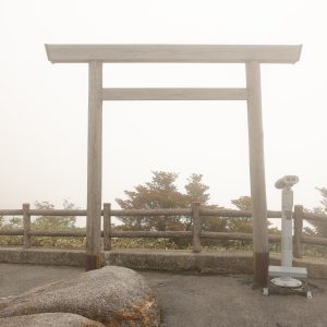 フリー写真素材「霧に包まれる山頂の鳥居」