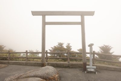 フリー写真素材「霧に包まれる山頂の鳥居」