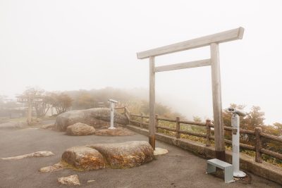 フリー写真素材「霧に包まれる山頂」