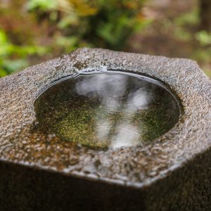 無料壁紙 蹲に溜まる雨水。PCとデスクトップ壁紙に最適な4K高画質の無料壁紙。三重県玉城町の玄甲舎で撮影したフリー写真素材