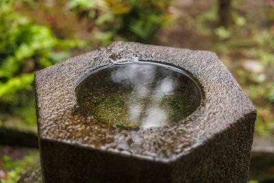 無料壁紙 蹲に溜まる雨水。PCとデスクトップ壁紙に最適な4K高画質の無料壁紙。三重県玉城町の玄甲舎で撮影したフリー写真素材