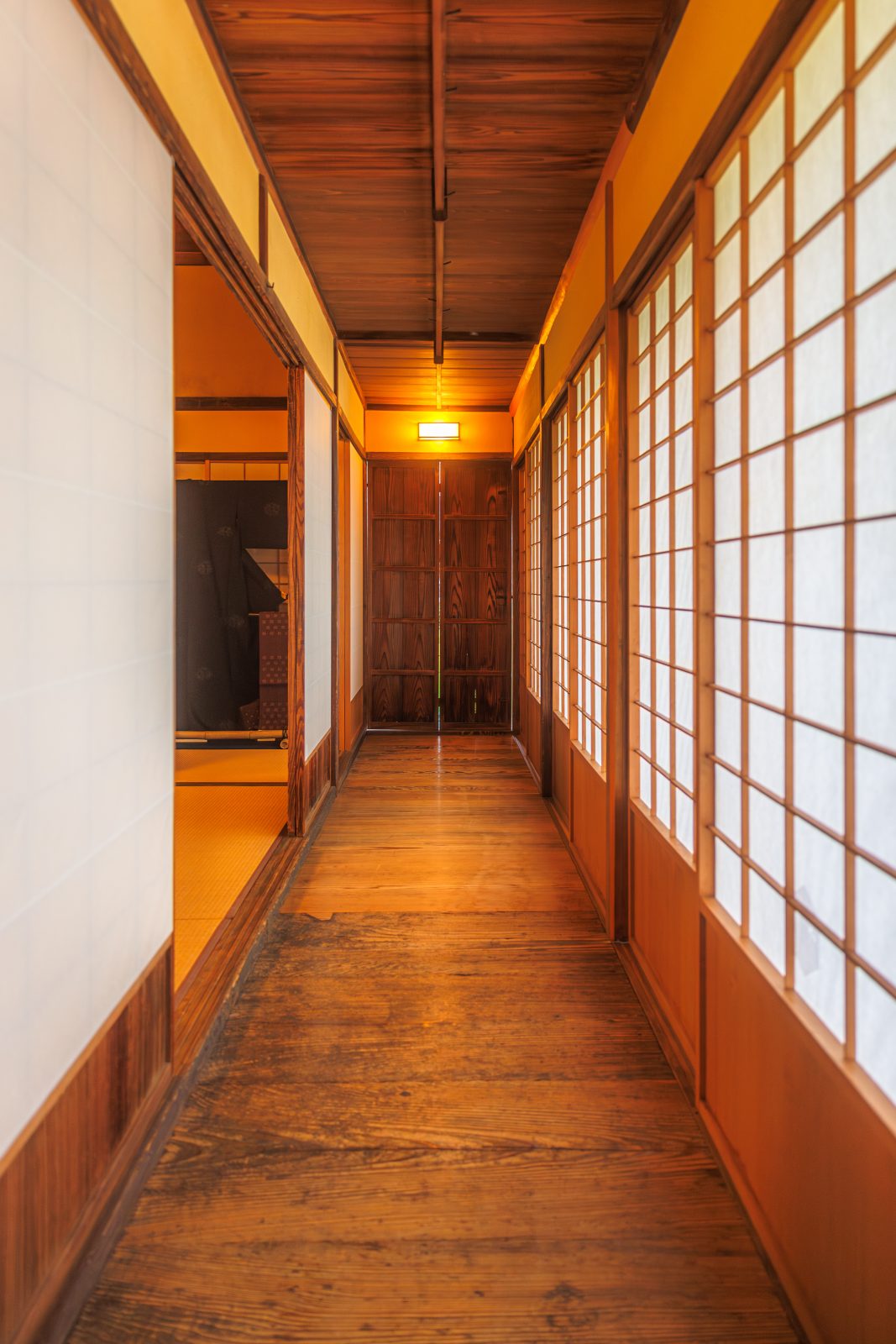 無料スマホ壁紙 茶室の渡り廊下。AndroidとiPhoneに対応した4K高画質の無料待ち受け画像。三重県玉城町の玄甲舎で撮影したフリー写真素材