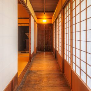 無料スマホ壁紙 茶室の渡り廊下。AndroidとiPhoneに対応した4K高画質の無料待ち受け画像。三重県玉城町の玄甲舎で撮影したフリー写真素材