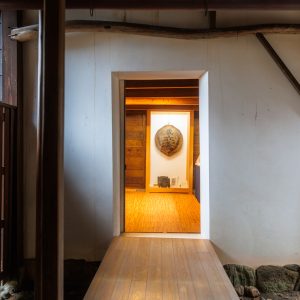 無料壁紙 資料室への入口。PCとデスクトップ壁紙に最適な4K高画質の無料壁紙。三重県玉城町の玄甲舎で撮影したフリー写真素材