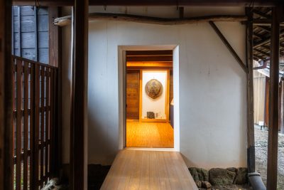 無料壁紙 資料室への入口。PCとデスクトップ壁紙に最適な4K高画質の無料壁紙。三重県玉城町の玄甲舎で撮影したフリー写真素材