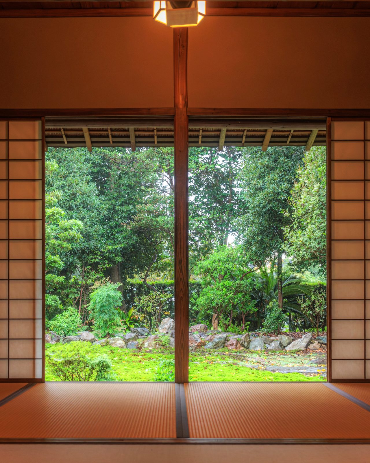 無料スマホ壁紙 茶室から眺める庭園の緑。AndroidとiPhoneに対応した4K高画質の無料待ち受け画像。三重県玉城町の玄甲舎で撮影したフリー写真素材