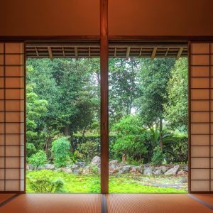 無料スマホ壁紙 茶室から眺める庭園の緑。AndroidとiPhoneに対応した4K高画質の無料待ち受け画像。三重県玉城町の玄甲舎で撮影したフリー写真素材