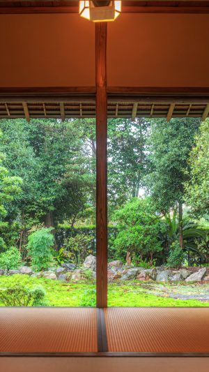 無料スマホ壁紙 茶室から眺める庭園の緑。AndroidとiPhoneに対応した4K高画質の無料待ち受け画像。三重県玉城町の玄甲舎で撮影したフリー写真素材