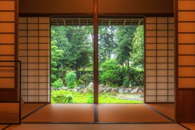 無料壁紙 茶室から眺める庭園。PCとデスクトップ壁紙に最適な4K高画質の無料壁紙。三重県玉城町の玄甲舎で撮影したフリー写真素材