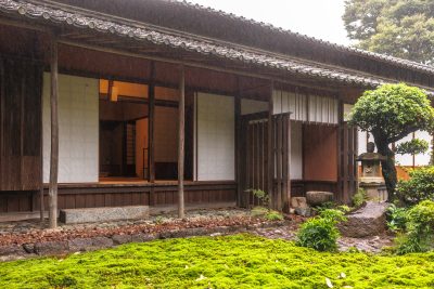 無料壁紙 雨と茶室の縁側と庭の苔。PCとデスクトップ壁紙に最適な4K高画質の無料壁紙。三重県玉城町の玄甲舎で撮影したフリー写真素材