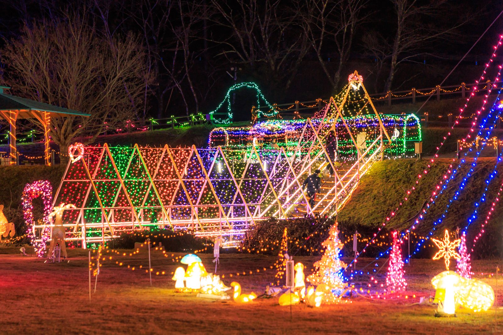 無料壁紙 光のトンネルと周辺のイルミネーション。PCとデスクトップ壁紙に最適な4K高画質の無料壁紙。三重県紀宝町の光の祭典 in 紀宝で撮影したフリー写真素材