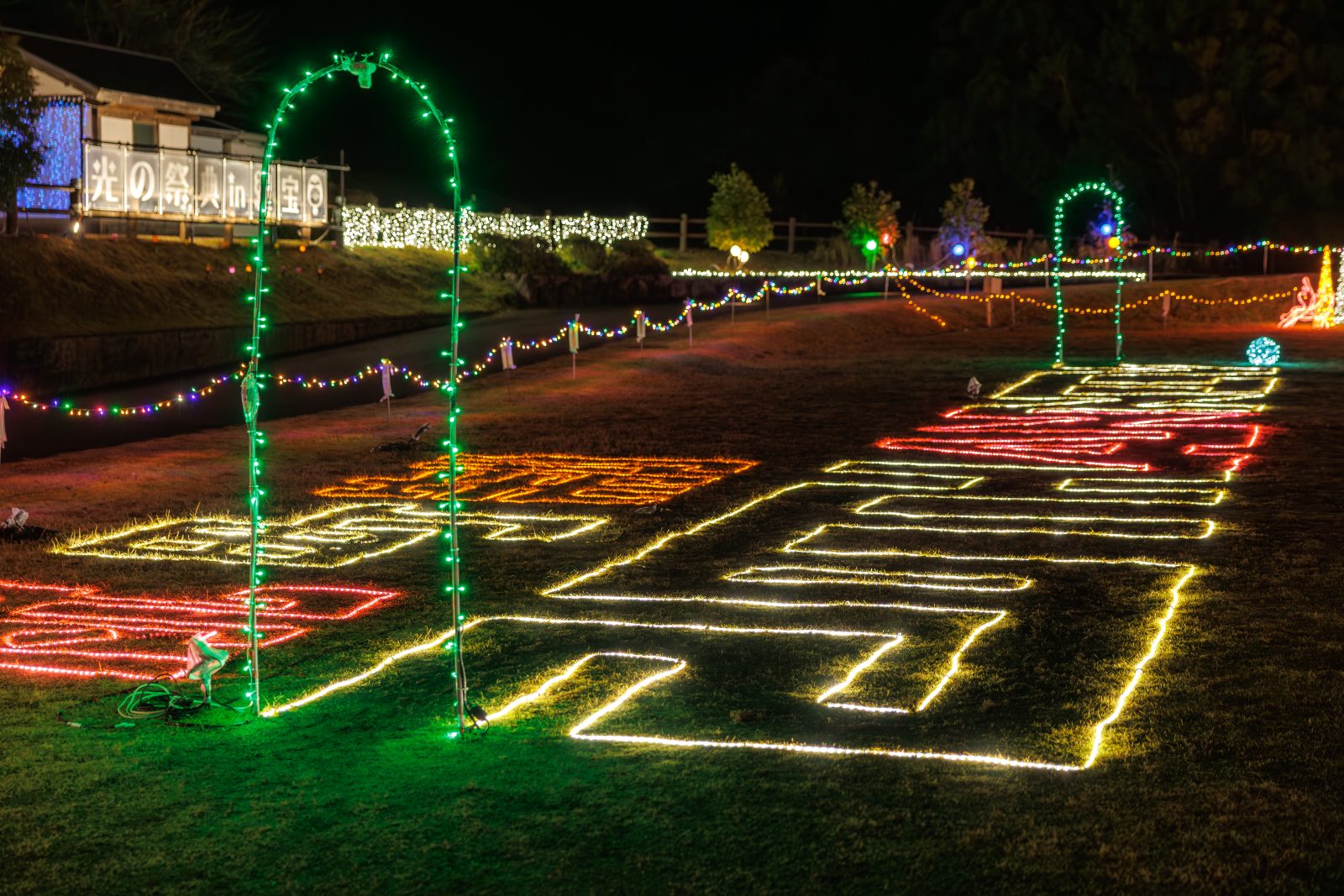無料壁紙 迷路のようなイルミネーション。PCとデスクトップ壁紙に最適な4K高画質の無料壁紙。三重県紀宝町の光の祭典 in 紀宝で撮影したフリー写真素材