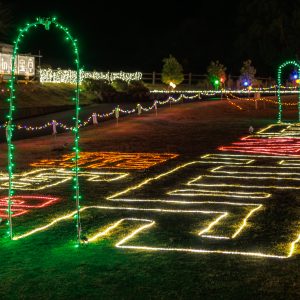 無料壁紙 迷路のようなイルミネーション。PCとデスクトップ壁紙に最適な4K高画質の無料壁紙。三重県紀宝町の光の祭典 in 紀宝で撮影したフリー写真素材